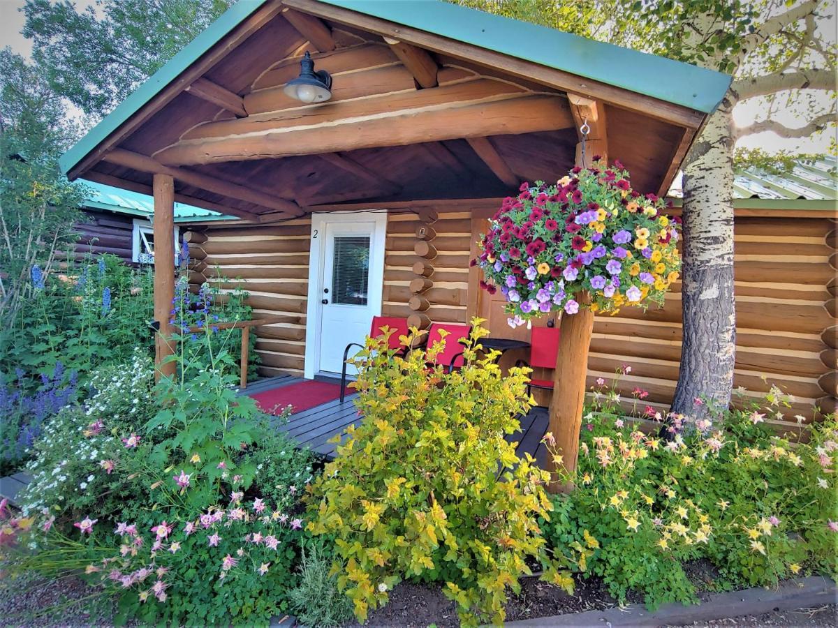 Log Cabin Motel Pinedale Exterior photo