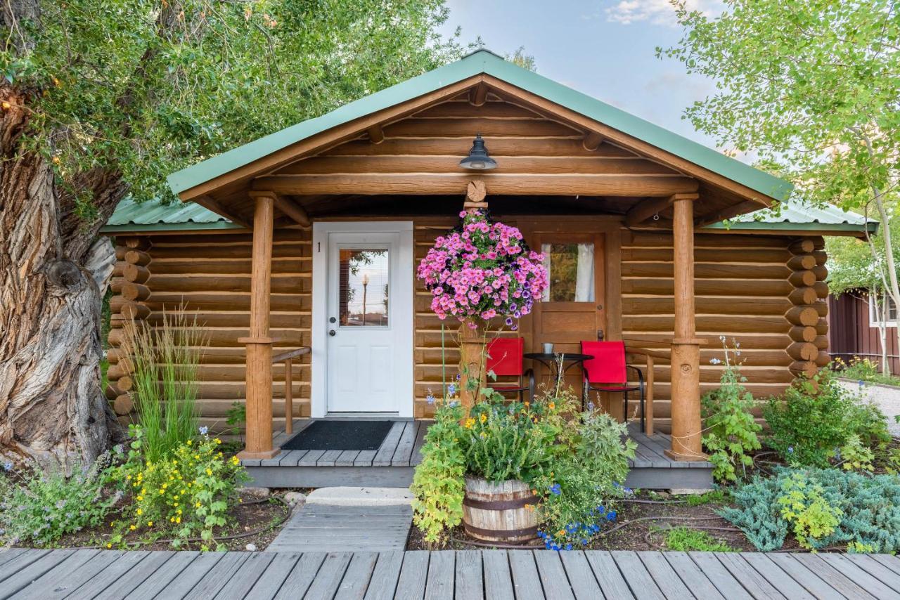 Log Cabin Motel Pinedale Exterior photo