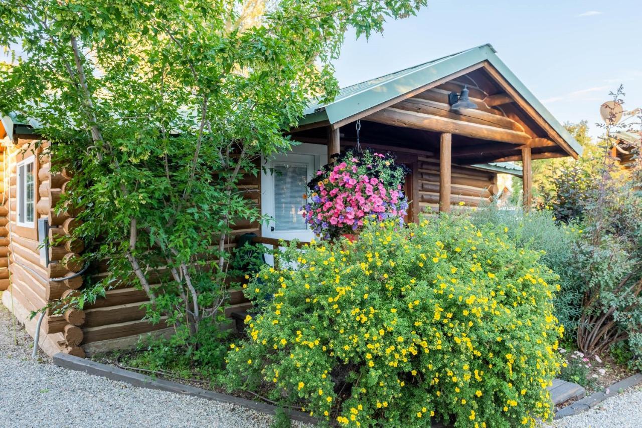Log Cabin Motel Pinedale Exterior photo