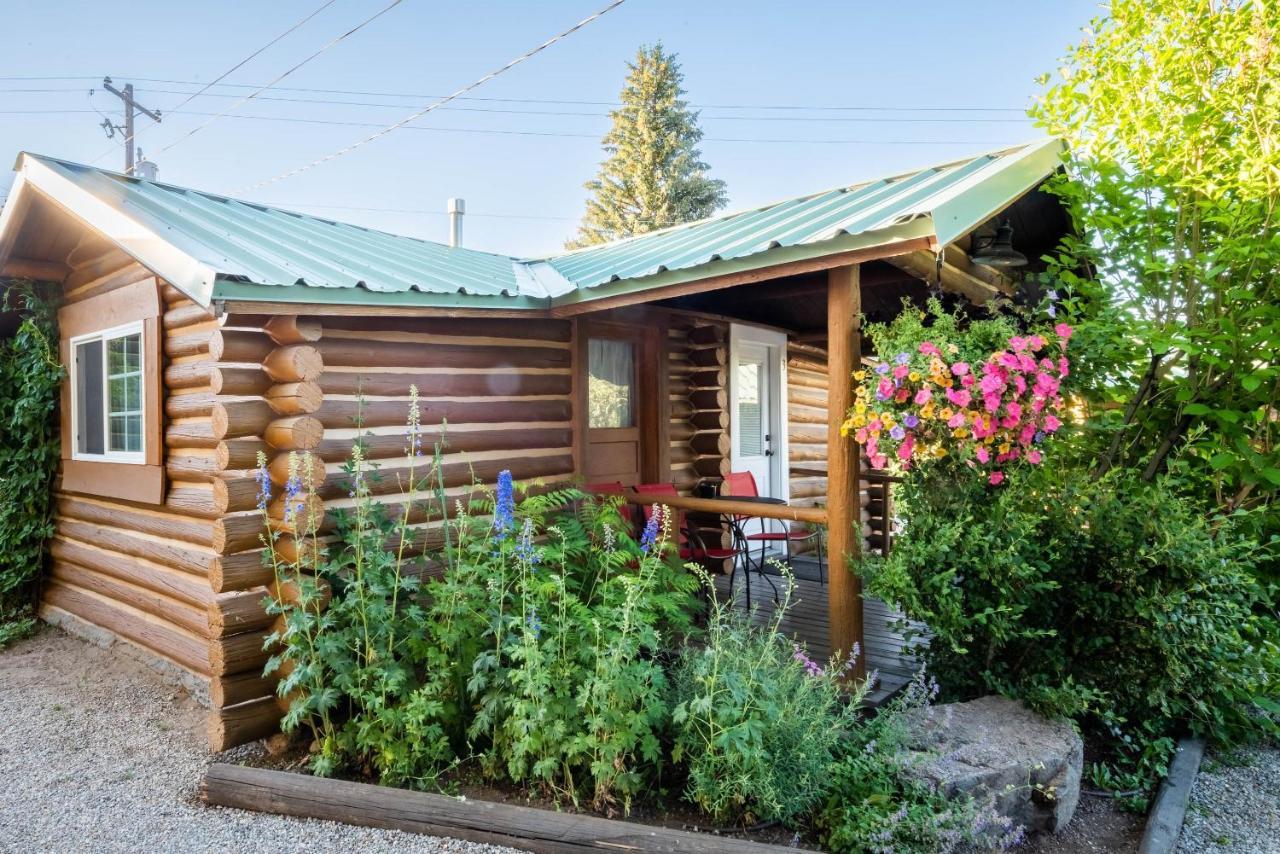 Log Cabin Motel Pinedale Exterior photo