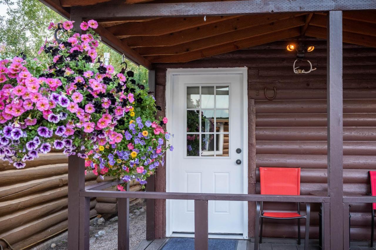 Log Cabin Motel Pinedale Exterior photo