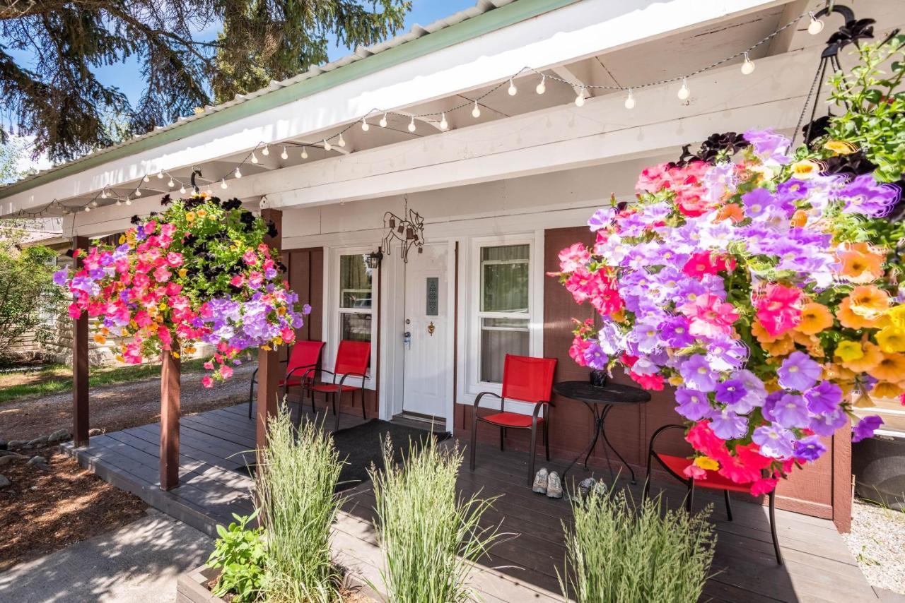 Log Cabin Motel Pinedale Exterior photo
