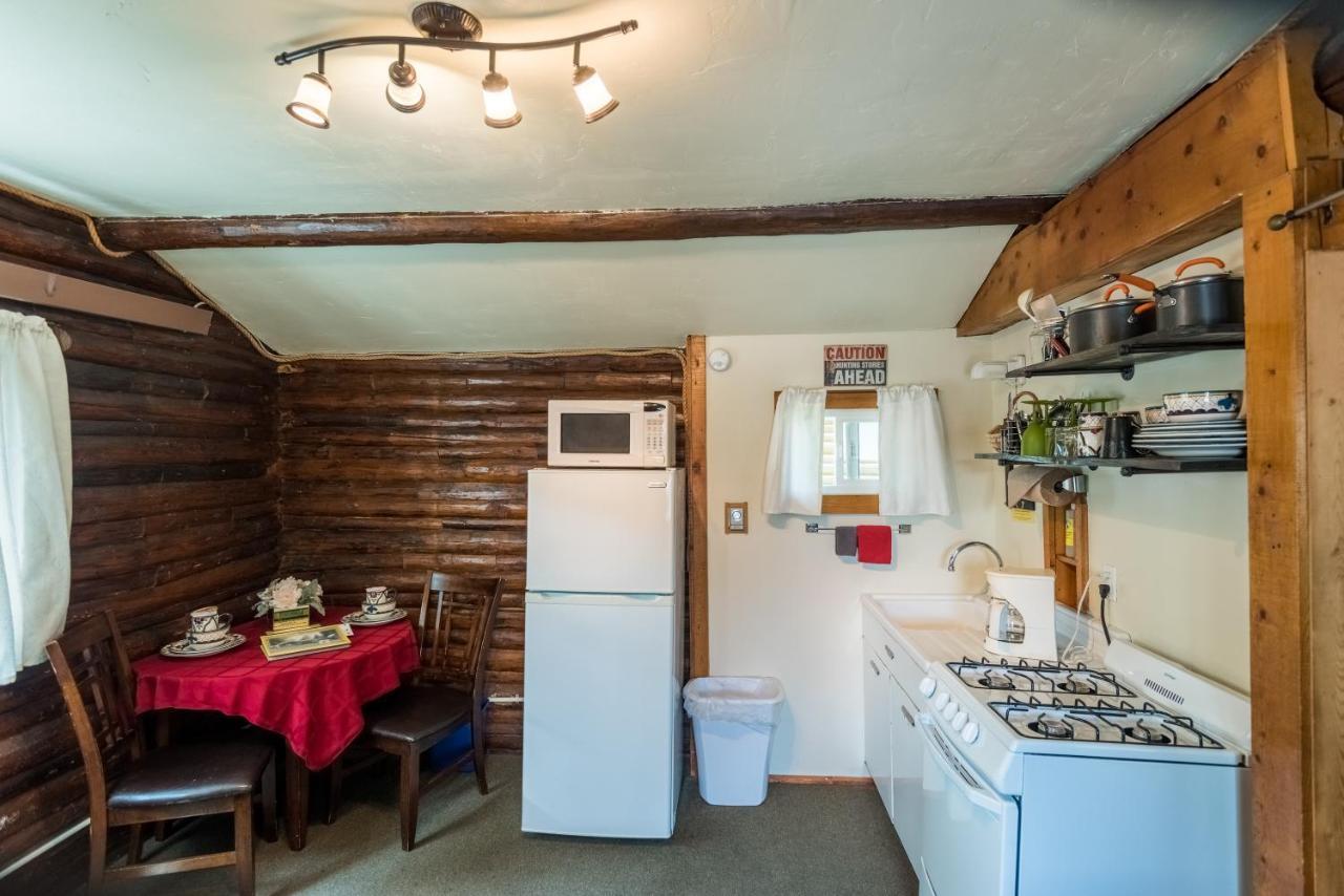 Log Cabin Motel Pinedale Exterior photo