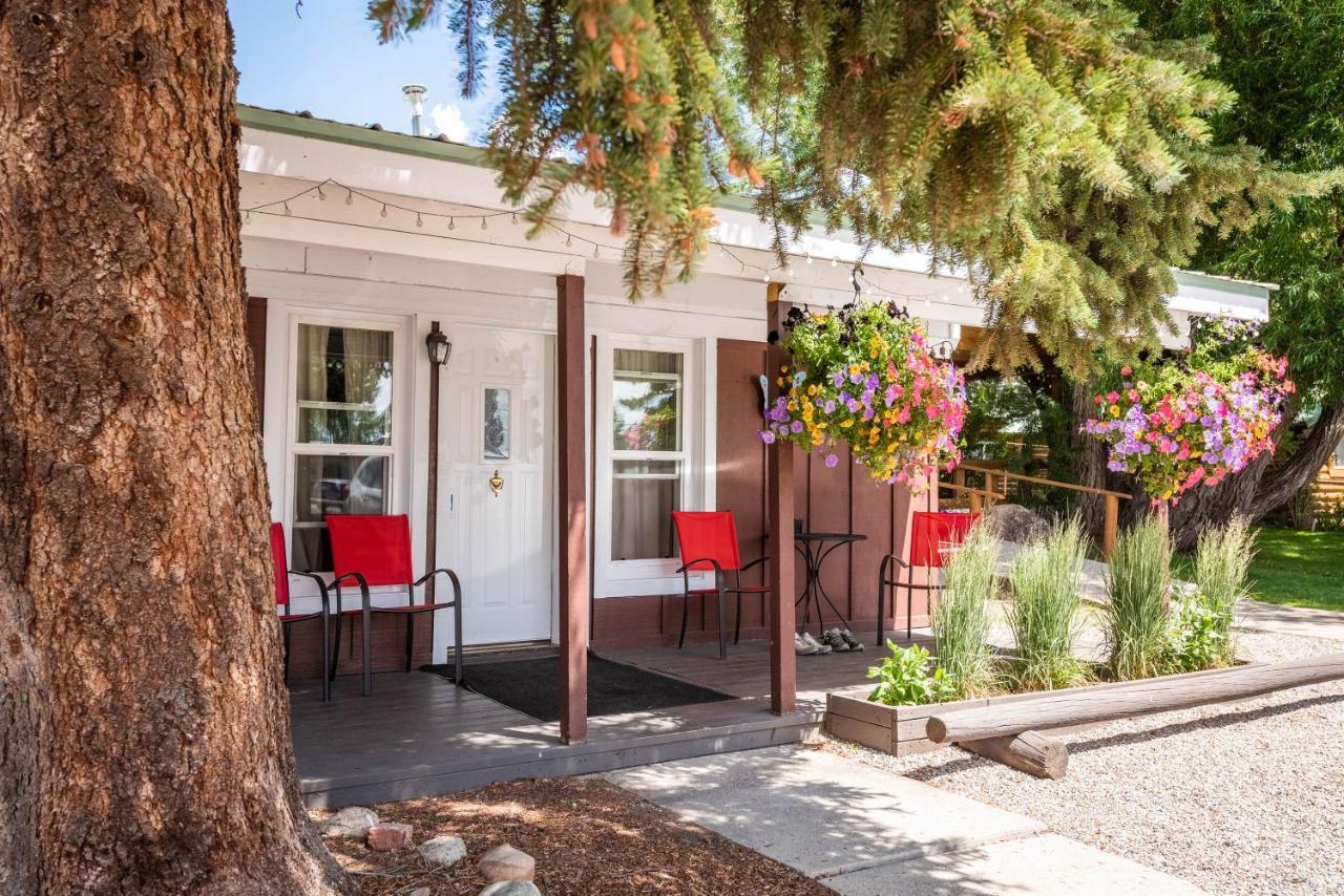 Log Cabin Motel Pinedale Exterior photo