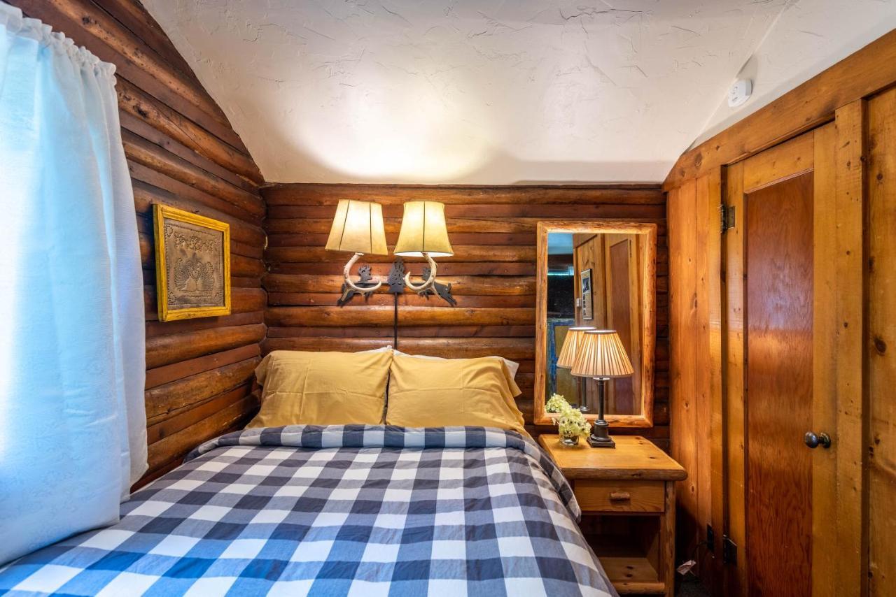 Log Cabin Motel Pinedale Exterior photo